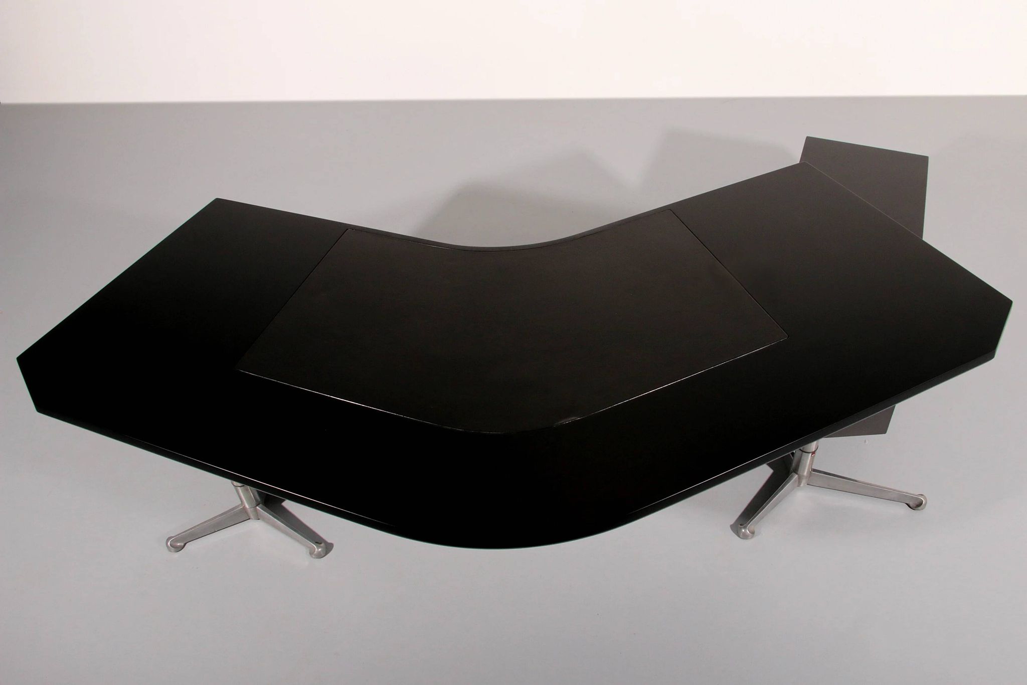Osvaldo Borsani for Tecno ‘T96’ executive corner desk in black lacquered wood