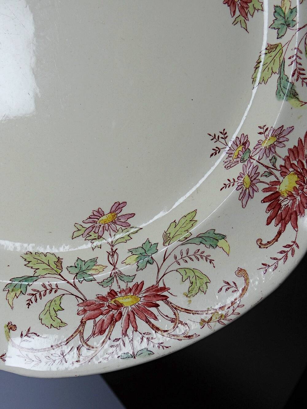 Plat de service ancien Longchamp Pâquerettes terre de fer polychrome XIXe