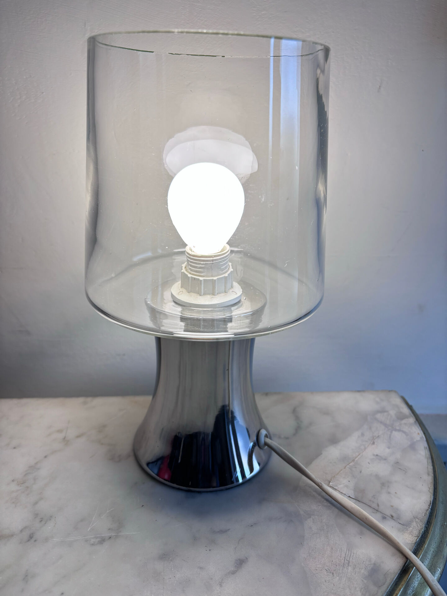 Vintage table lamp in silvered glass, mercury style, and transparent cylinder.