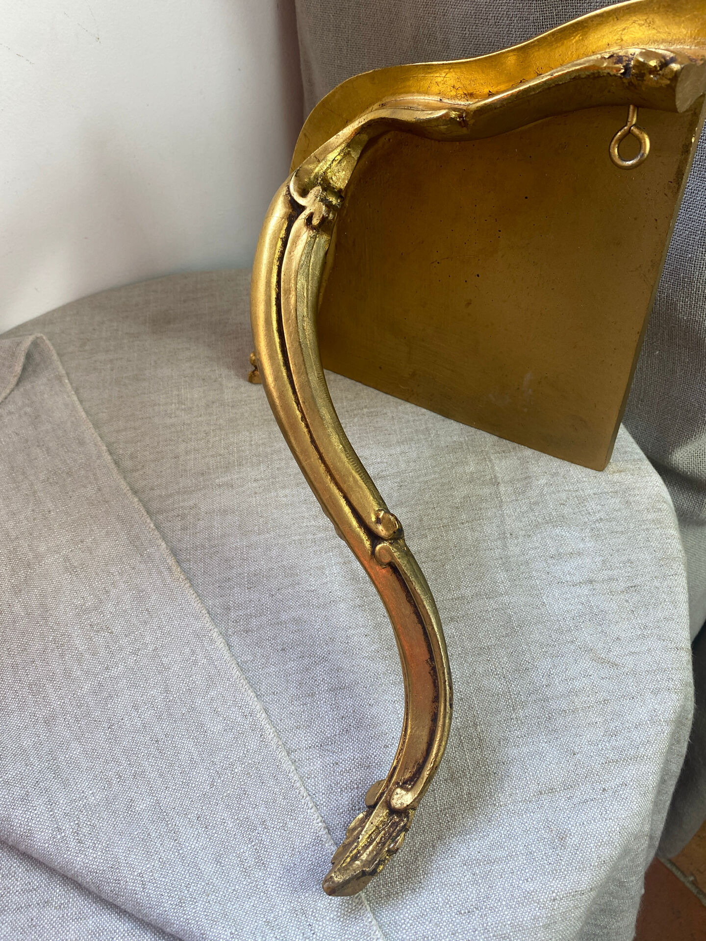 Small corner console in resin with a gold finish.