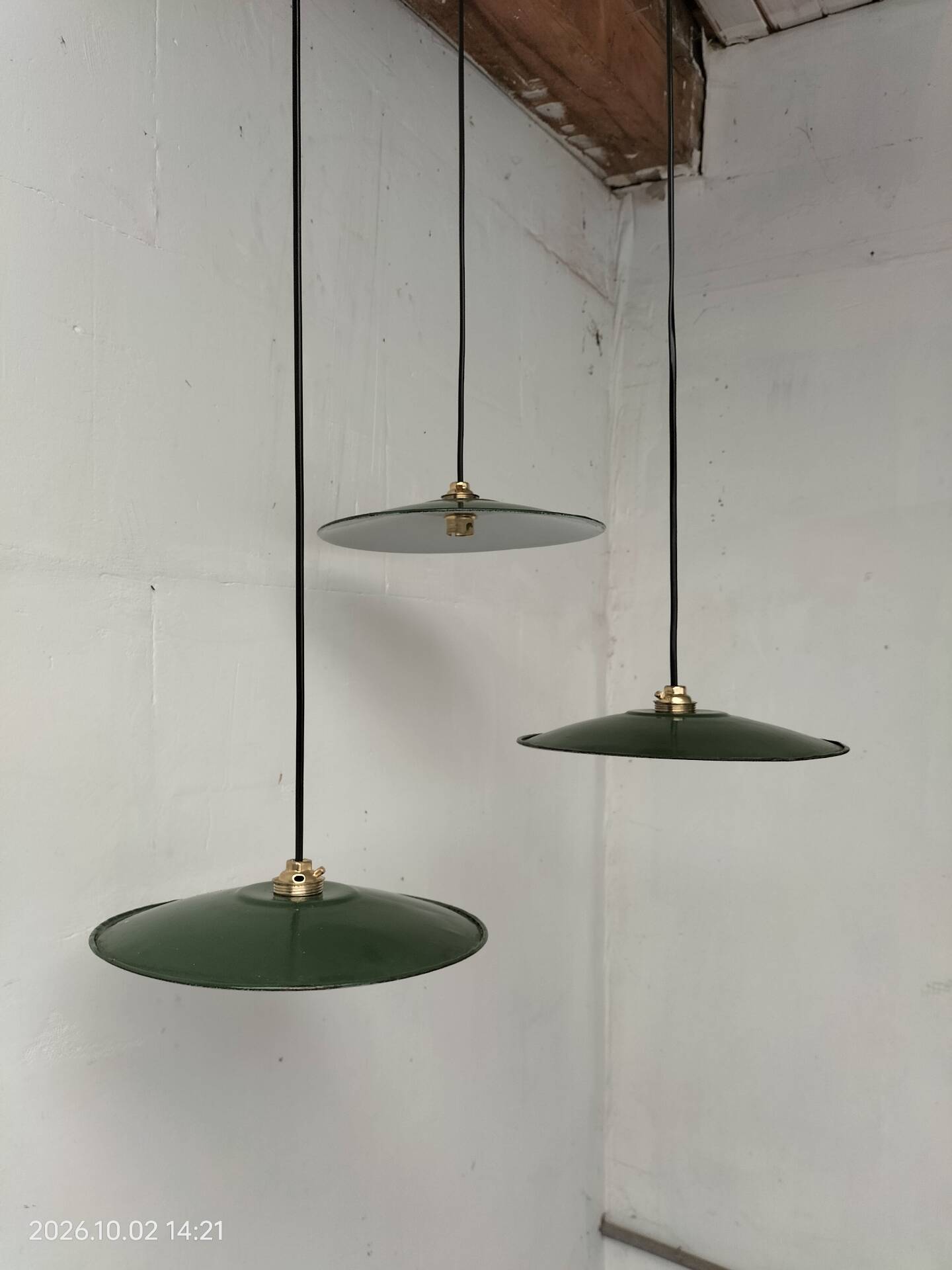 Suspensions in enamelled sheets