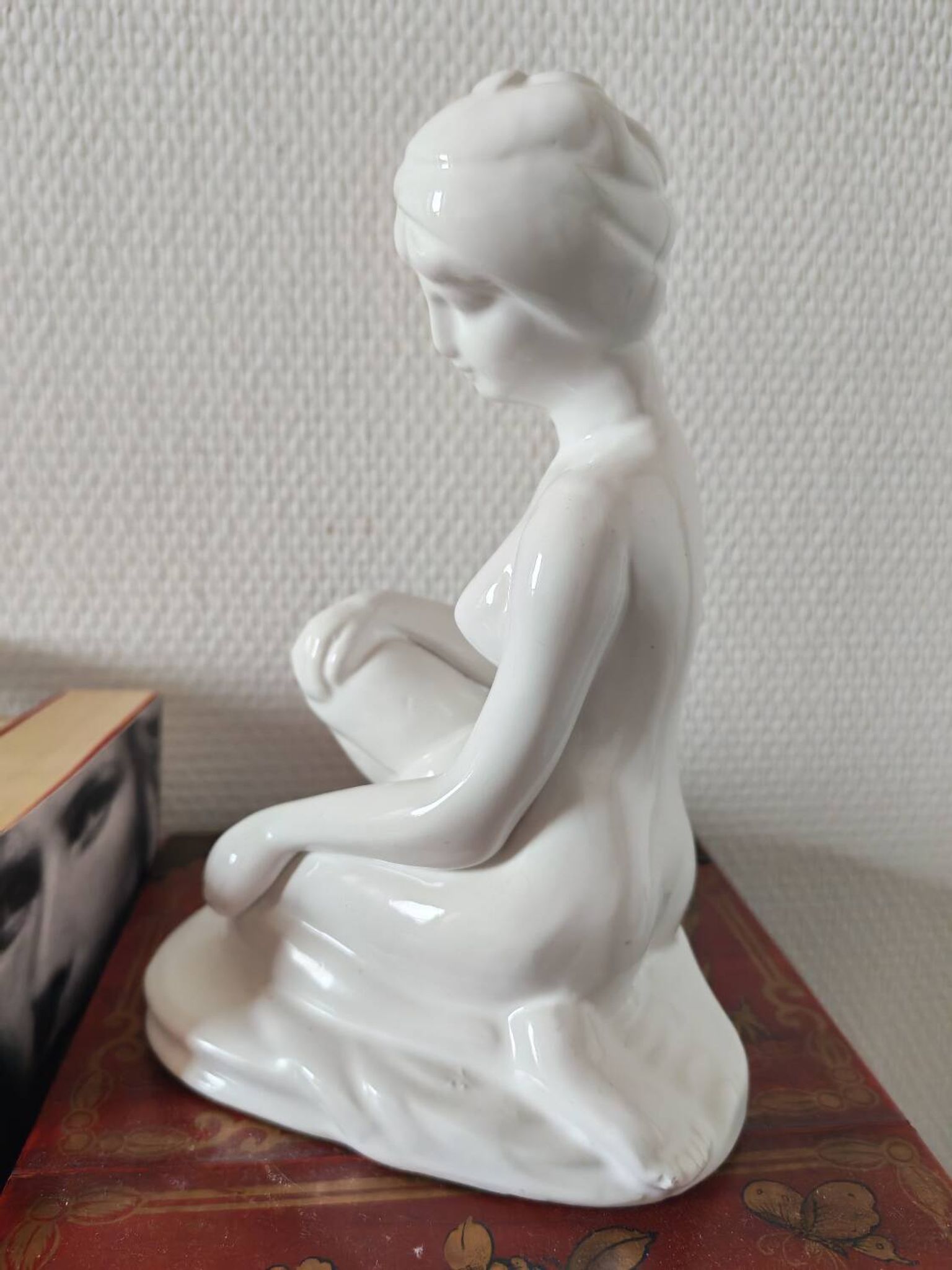 Sculpture de femme en céramique
