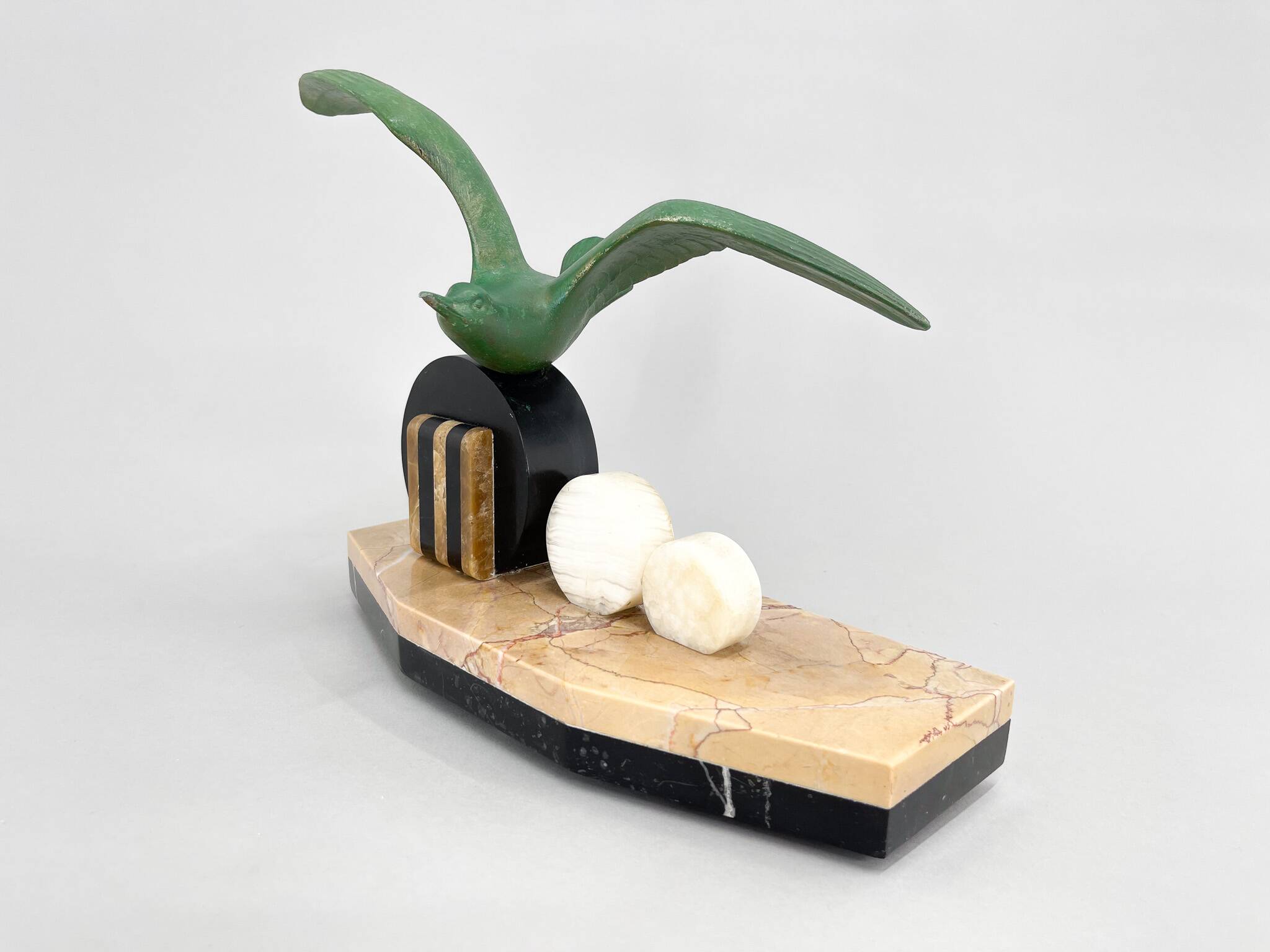 Sculpture Art Déco en marbre, onyx et épeautre