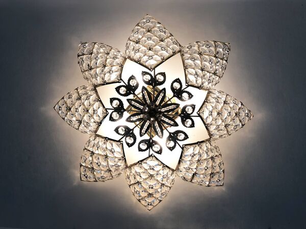 Ancien plafonnier en forme d'étoile à 4 feux en laiton, pampilles en verre. Années 80