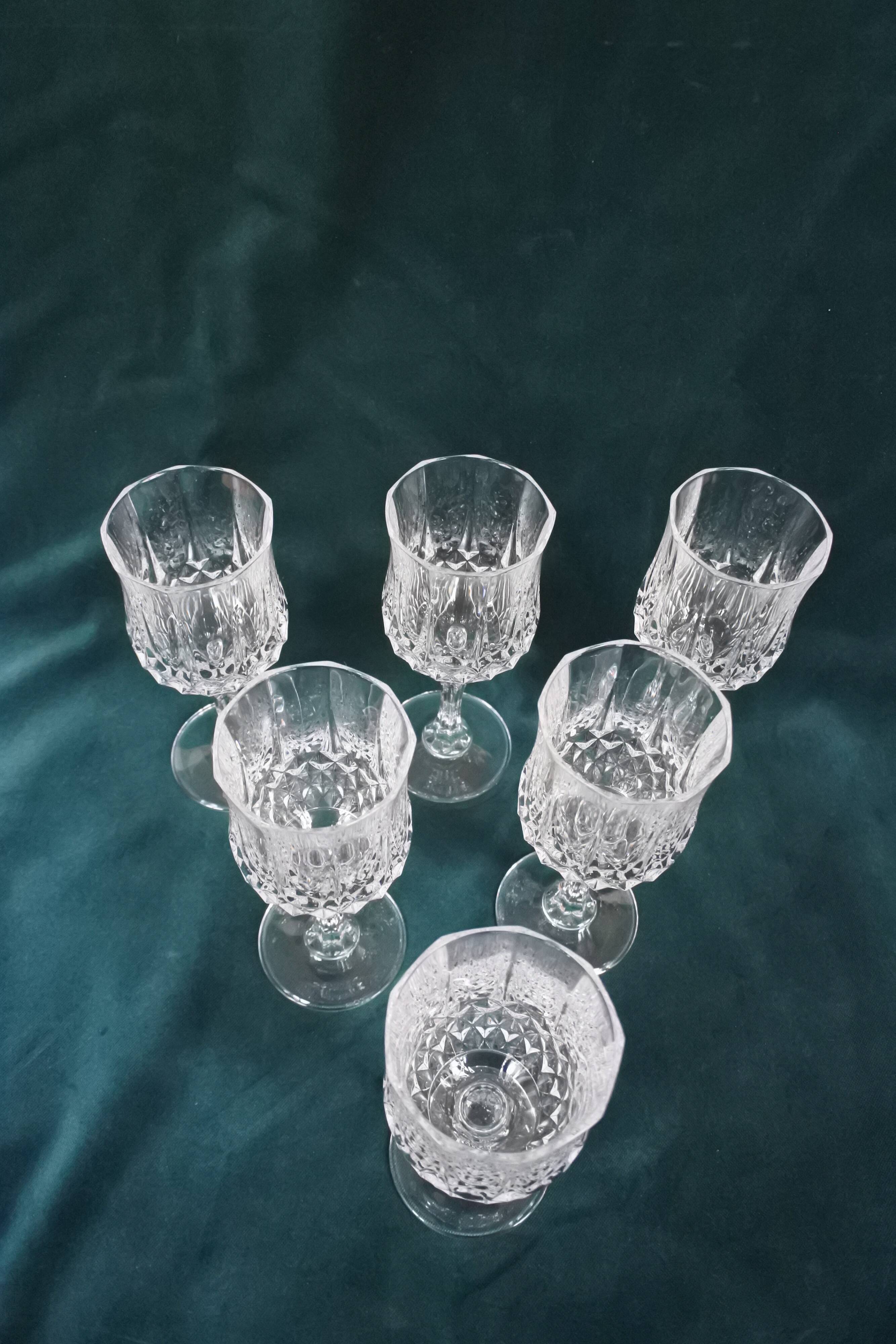 Crystal wine glasses of Arques
