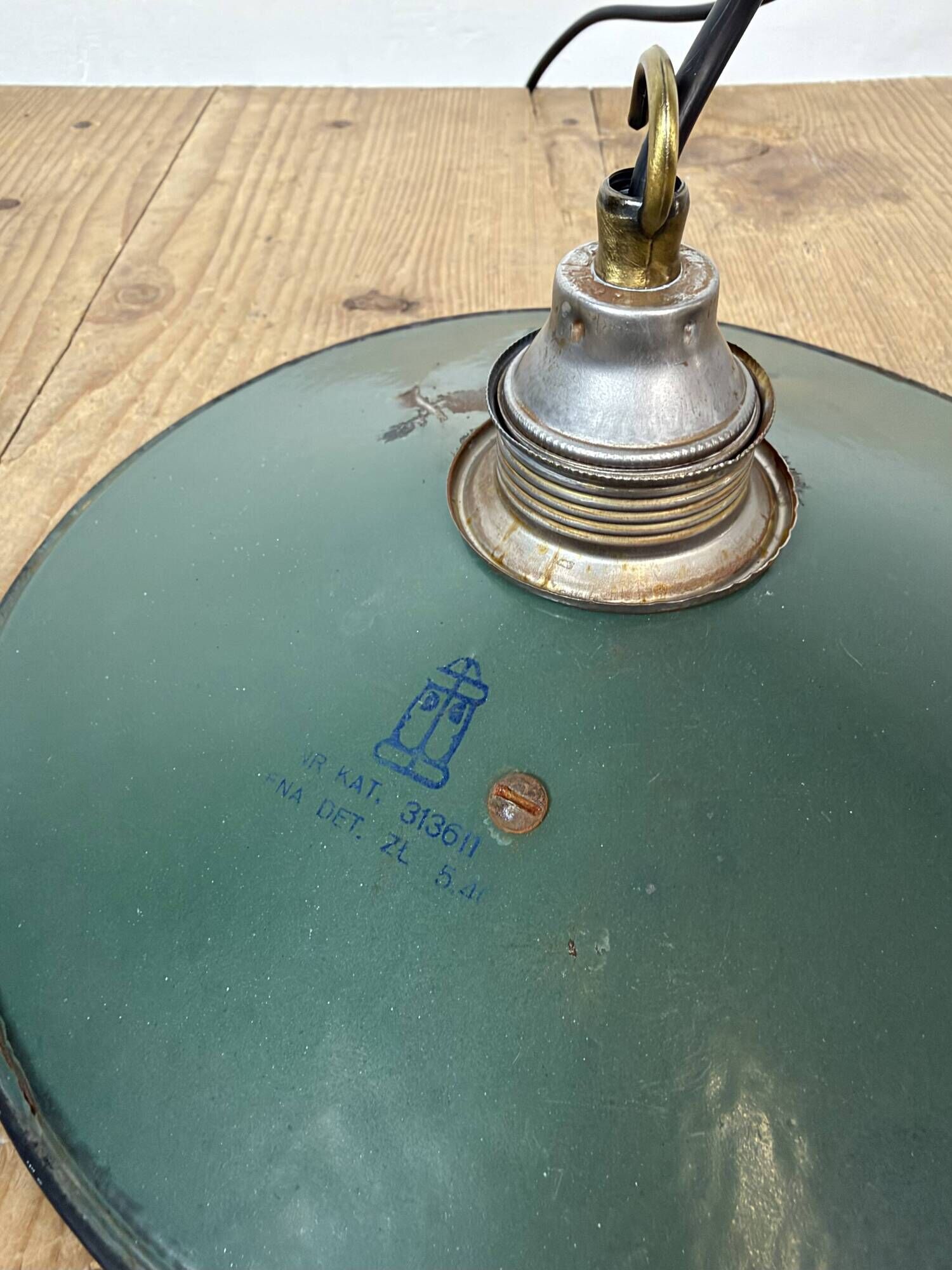 Lumière émaillée verte industrielle, années 1950