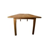 Tisch aus massiven Holz