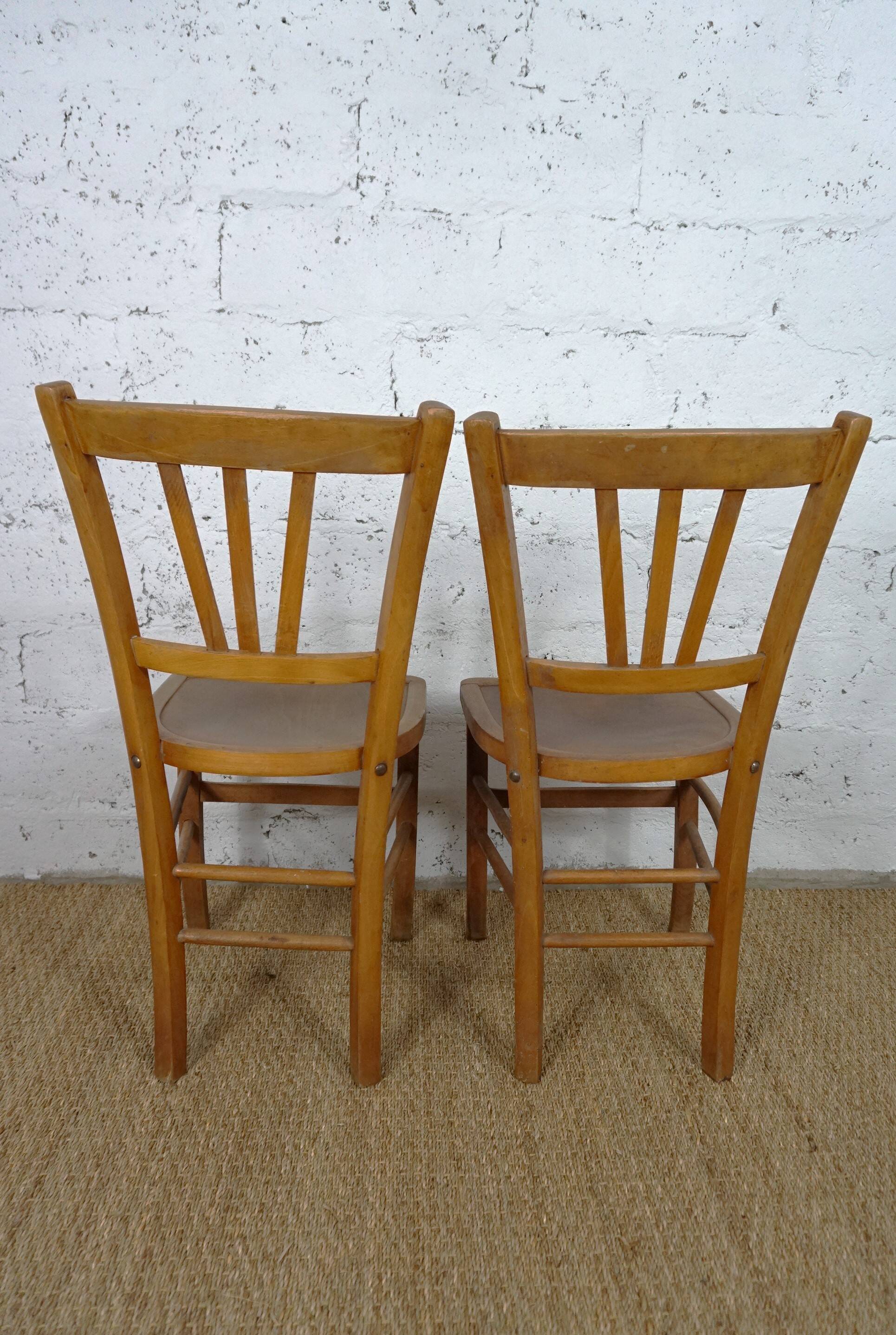 table plateau chêne pieds fonte et paire de chaises bistrot