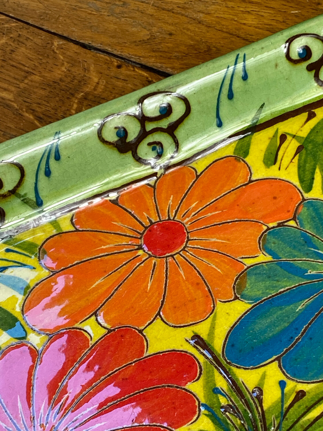 Plat fleuri en céramique