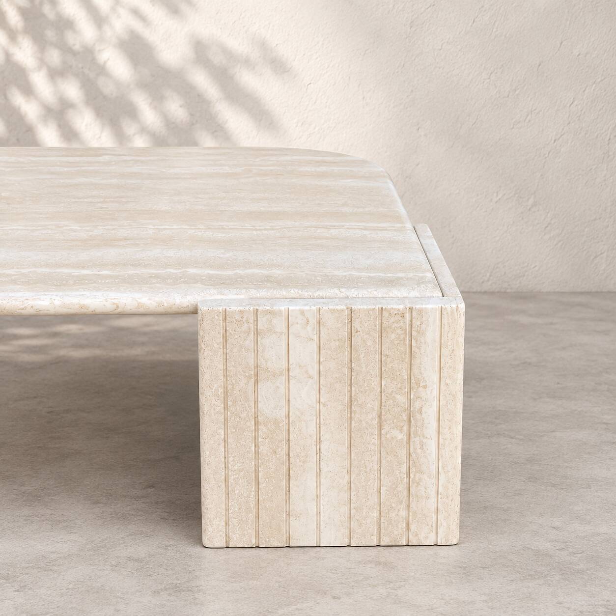 Grande table basse vintage en travertin – plateau sculptural –