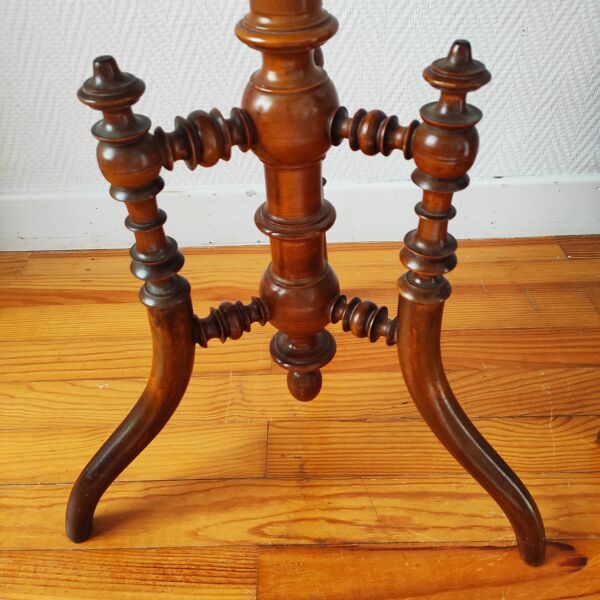 Guéridon de style Napoléon III en bois tourné
