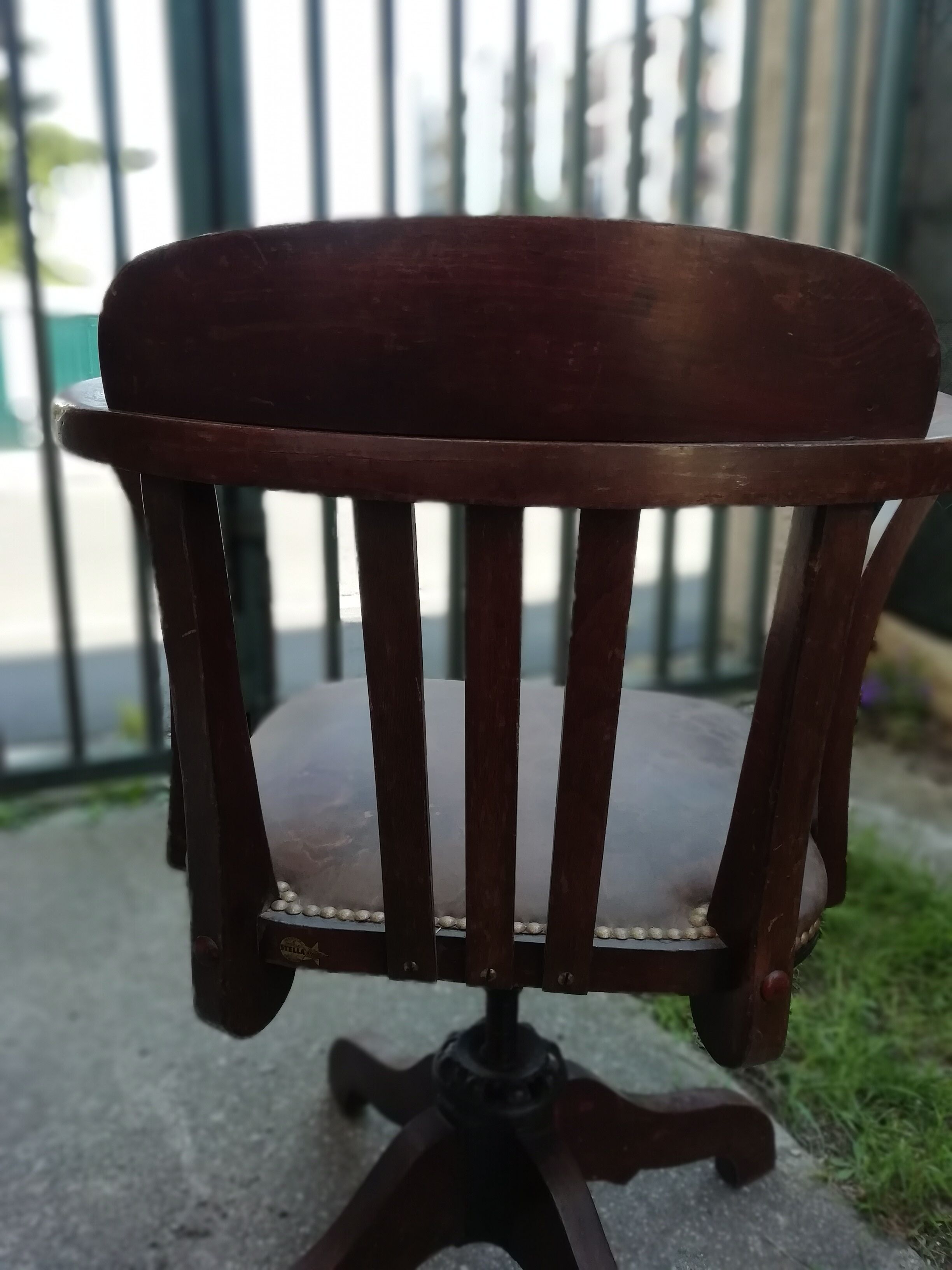 Swinging American armchair