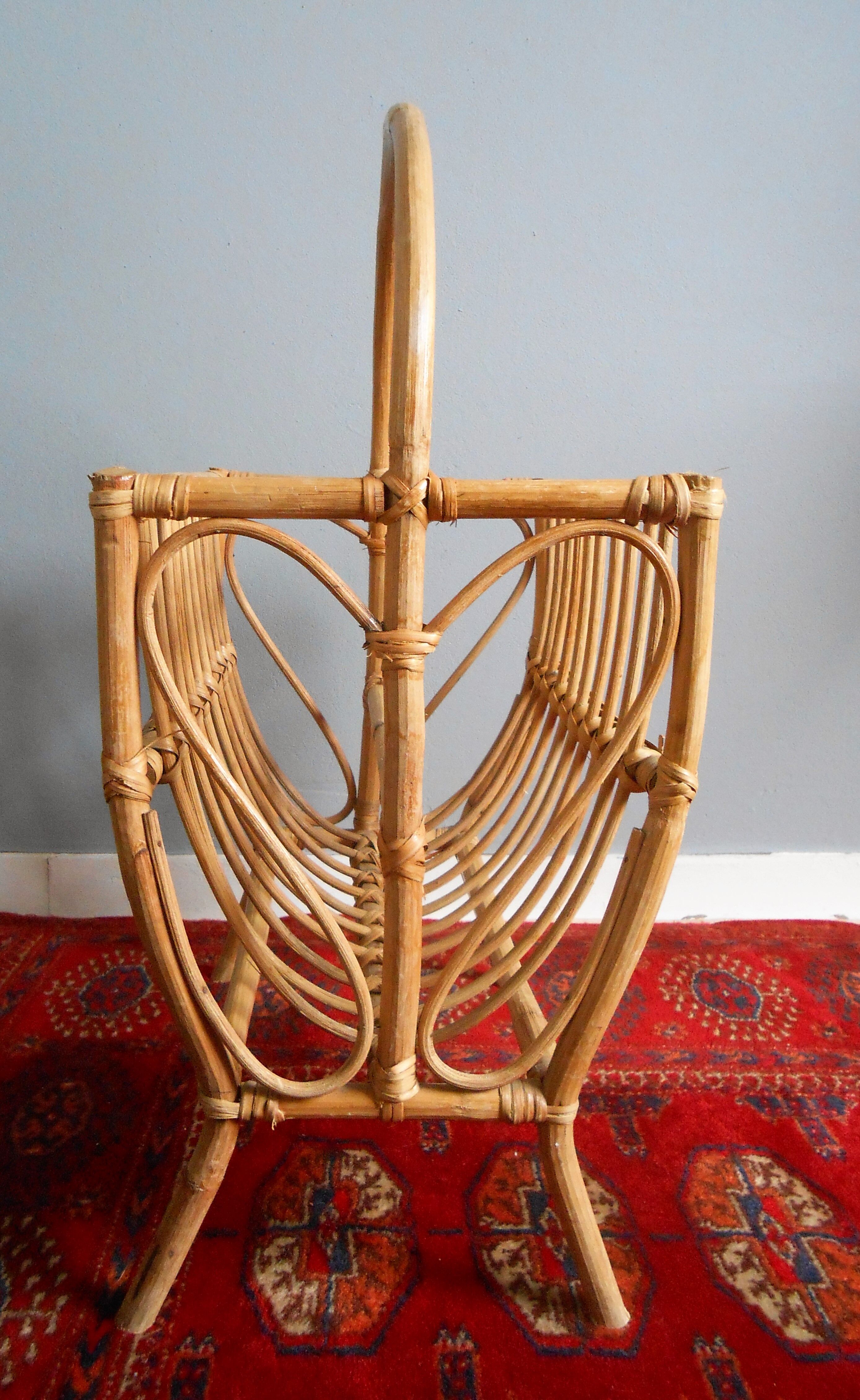 Porte revue vintage en rotin