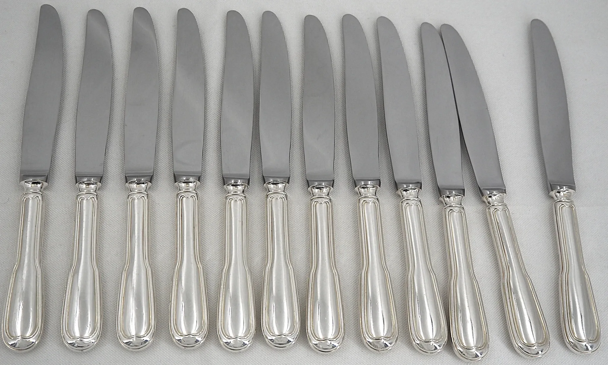 Christofle Chinon, Set of 12 silver-plated table knives in excellent condition.