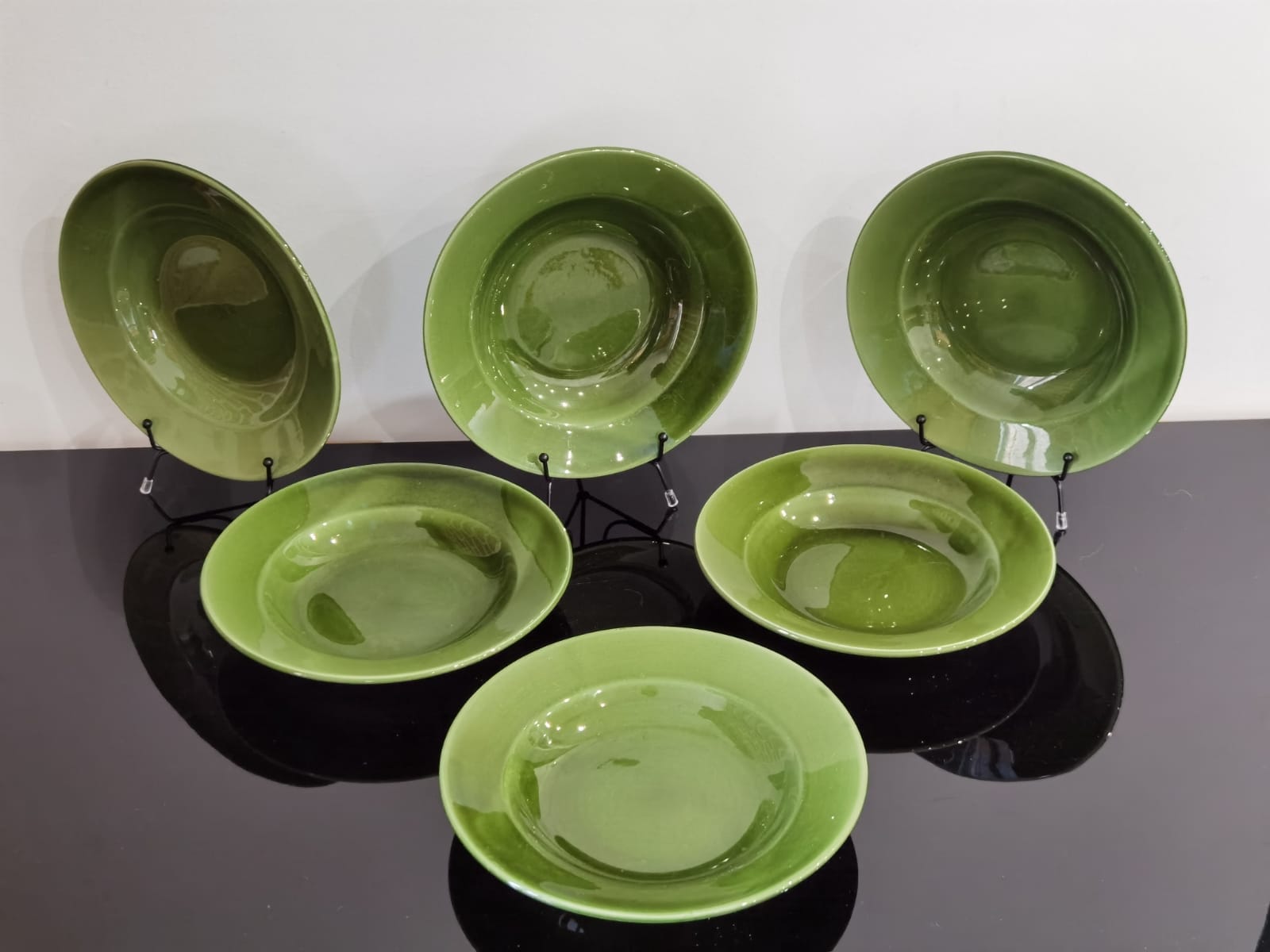 Hollow plates in glazed glazed ceramic green