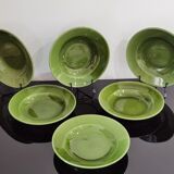 Hollow plates in glazed glazed ceramic green