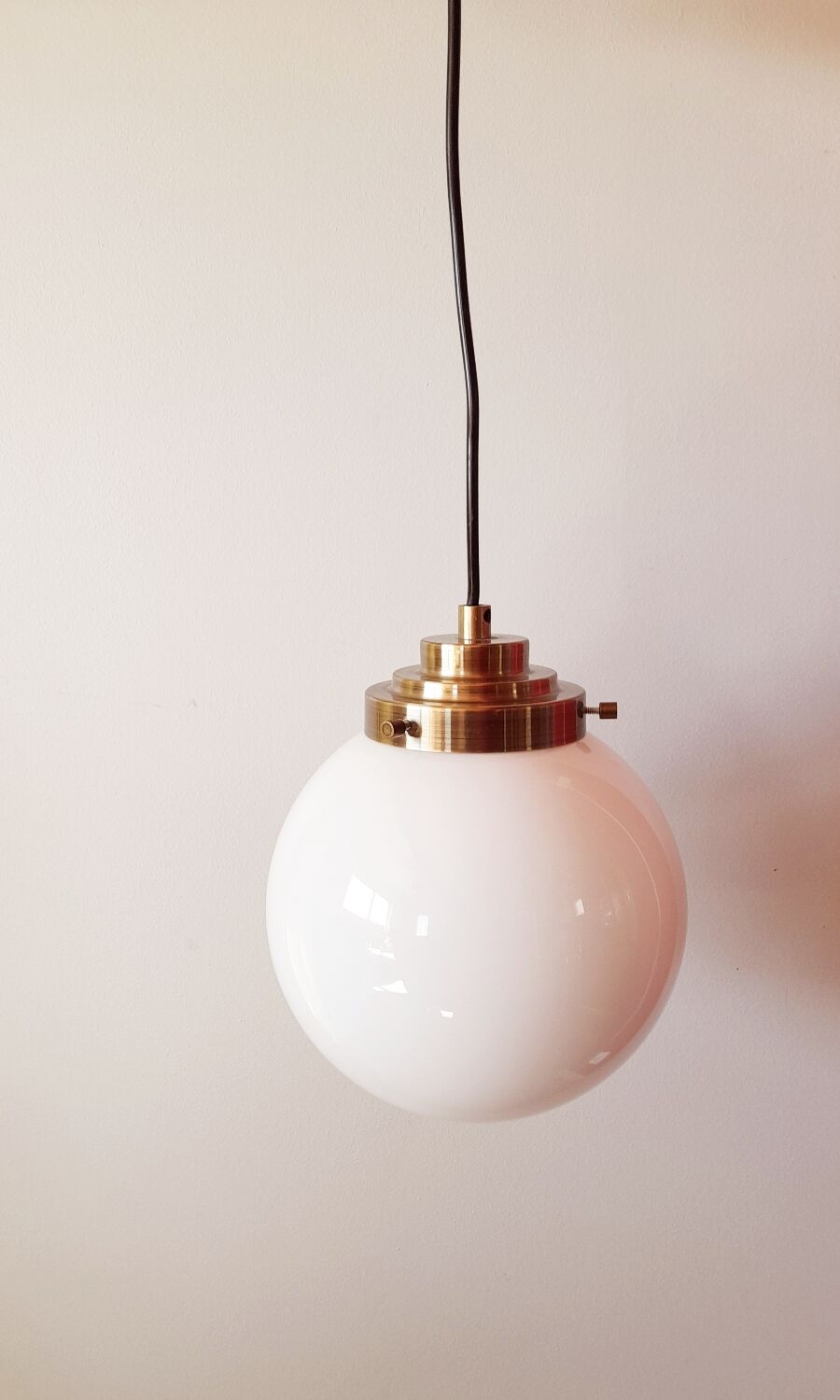 Opaline globe suspension
