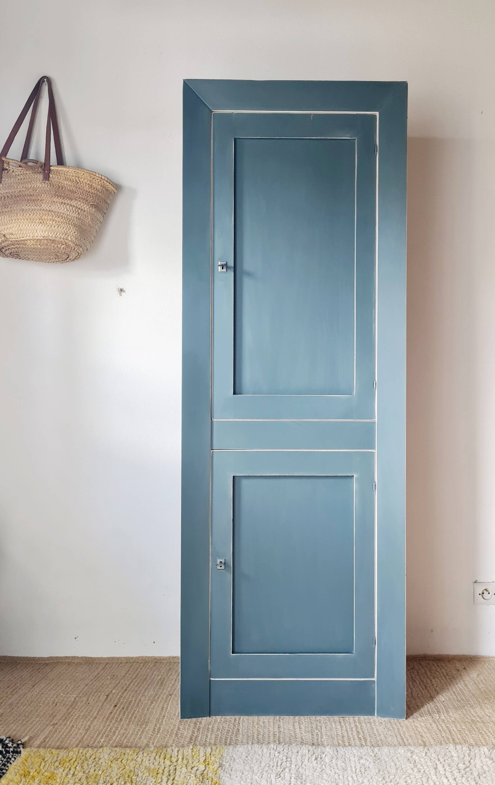 Armoire type parisienne haute étroite – Bleu Paon & Intérieur crème
