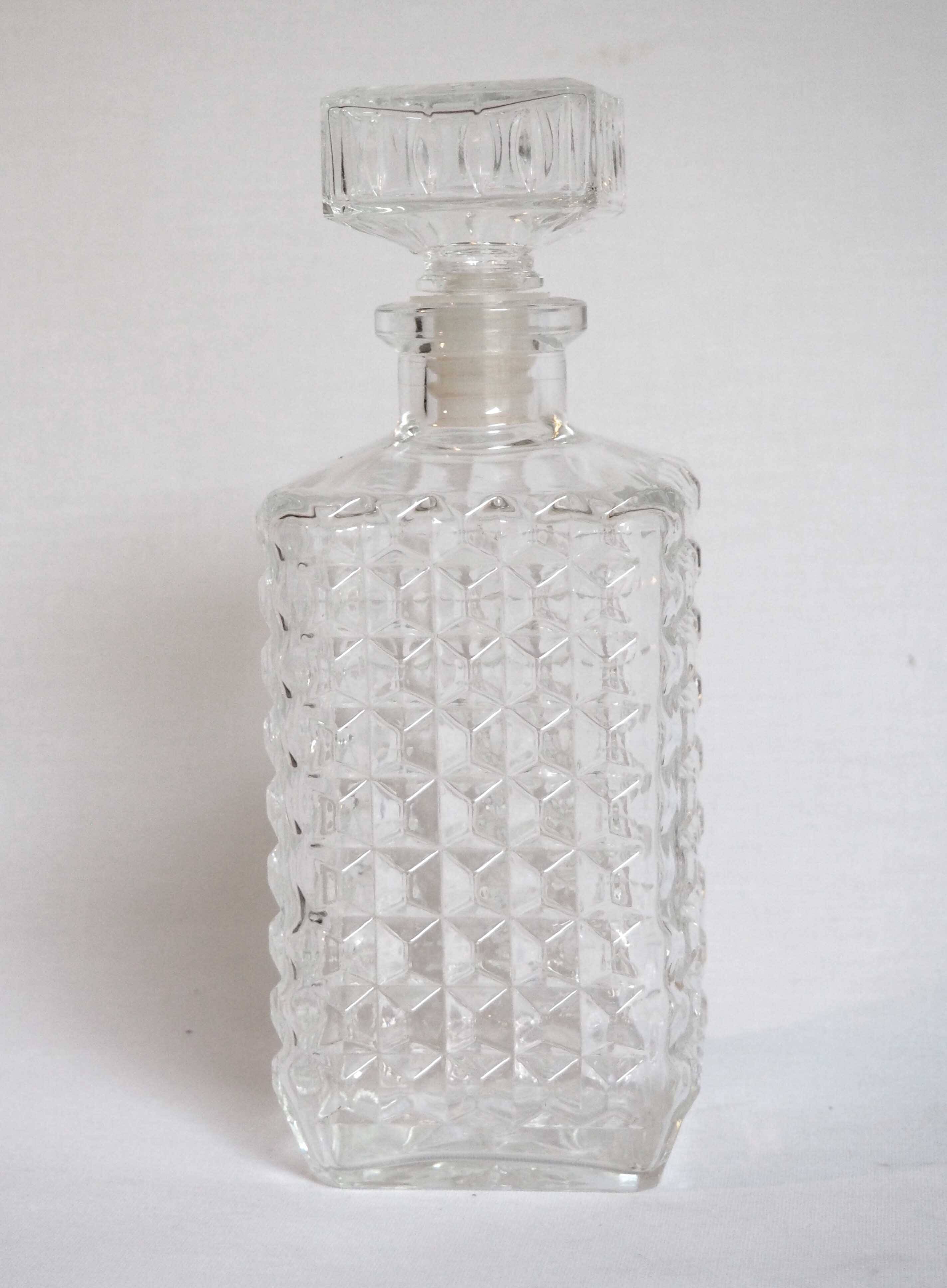 Whiskey decanter with spike pattern