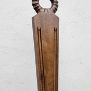 2 chaises à trois pieds en bois massif