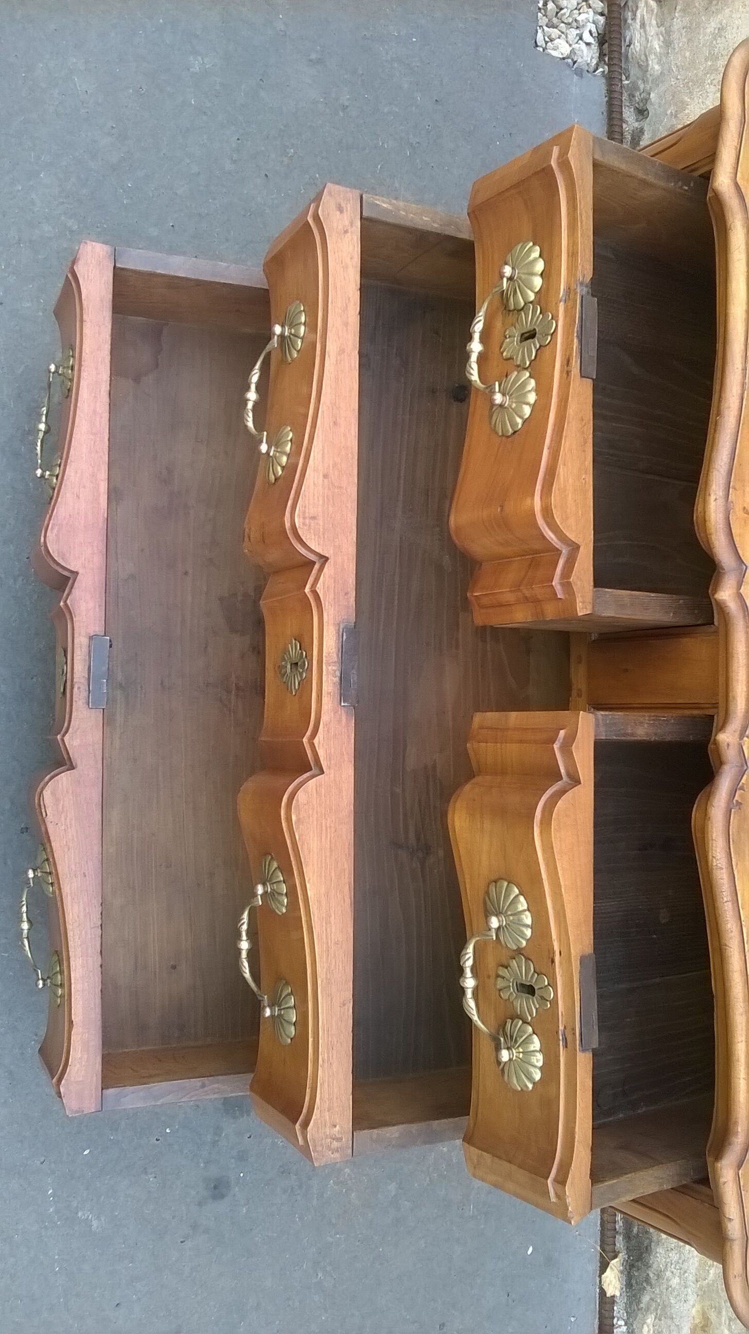Commode arbalète en noyer XVlle, Louis XV