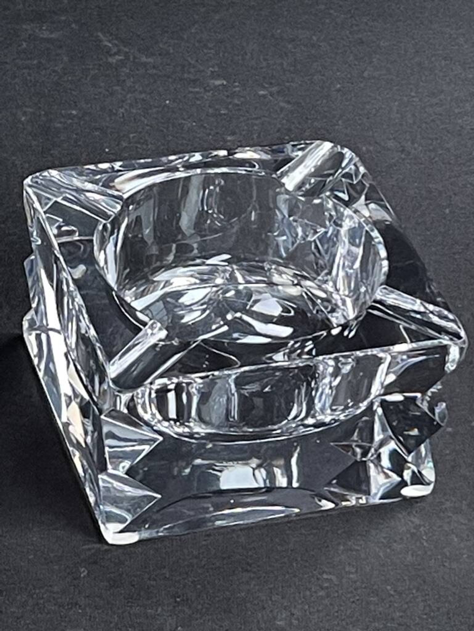 Important cendrier cristal de Sèvres taillé