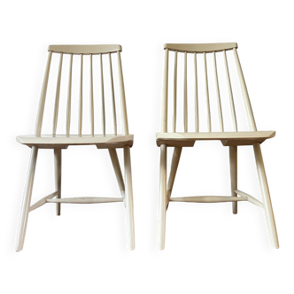 Set of 2 white Scandinavian Tapiovaara type chairs