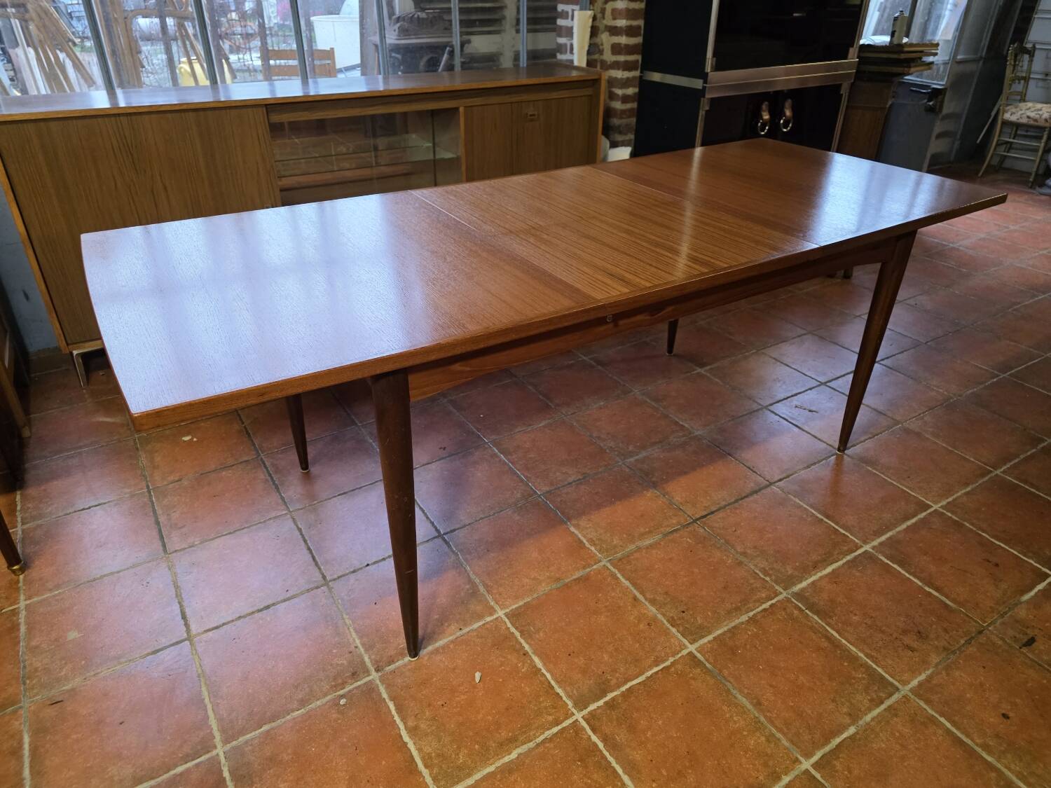 Table scandinave galbée extensible papillon en teck années 60
