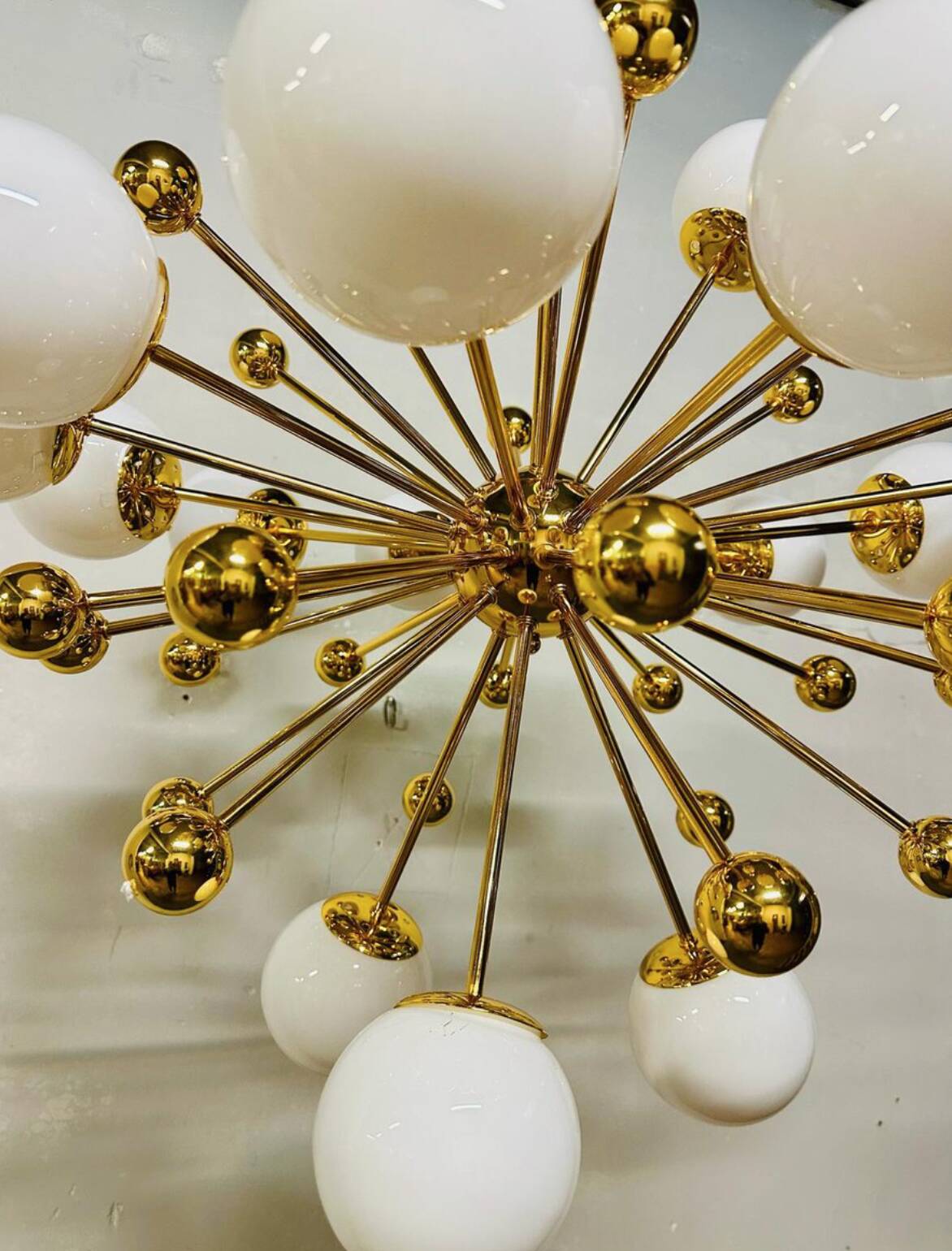 Lampadario Sputnik vintage in ottone e vetro opalino, Italia, anni '70