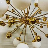 Lustre Spoutnik en laiton et verre opalin, Italie, années 1970