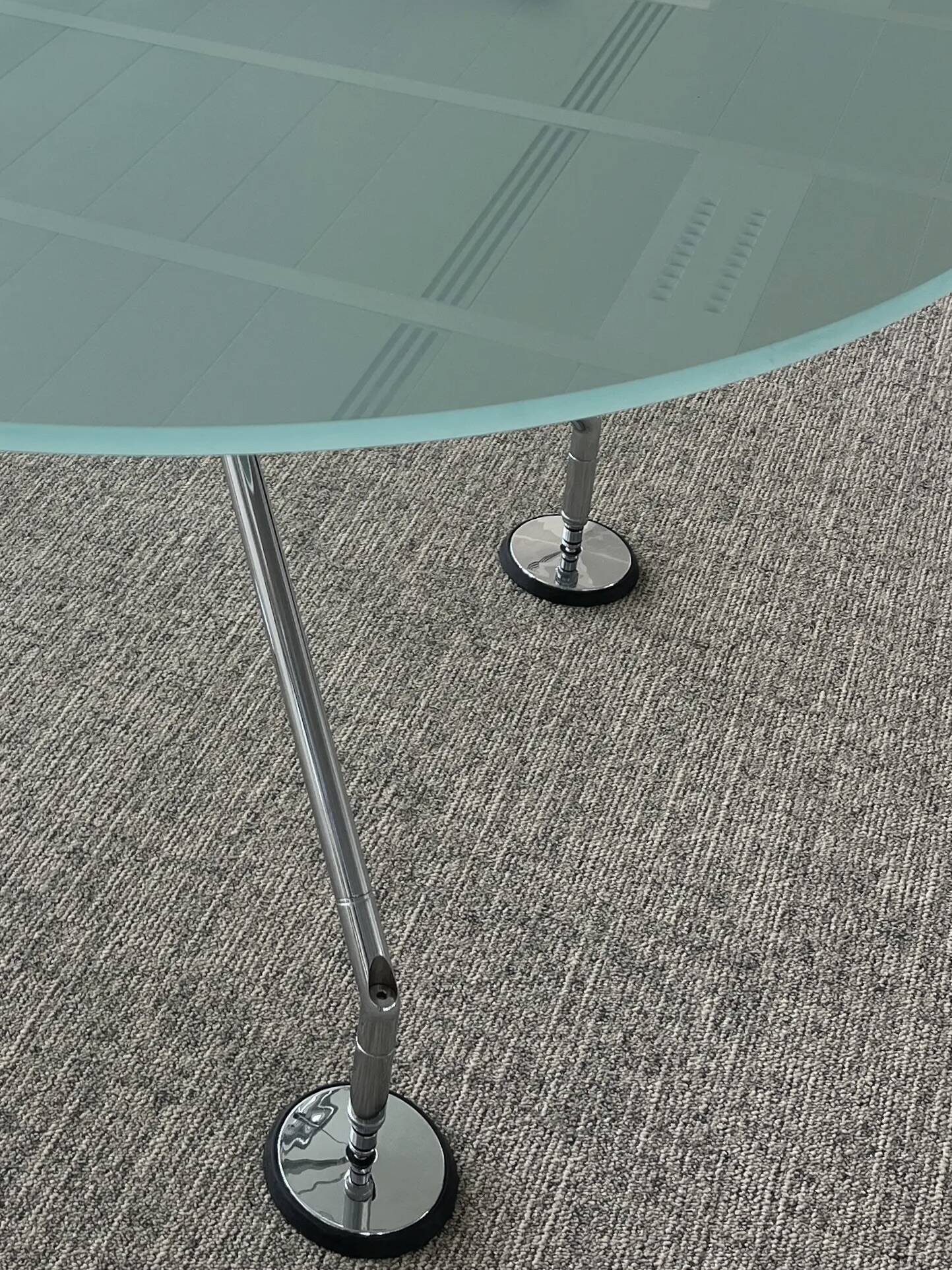 Table Nomos Norman Foster, verre et aluminium.