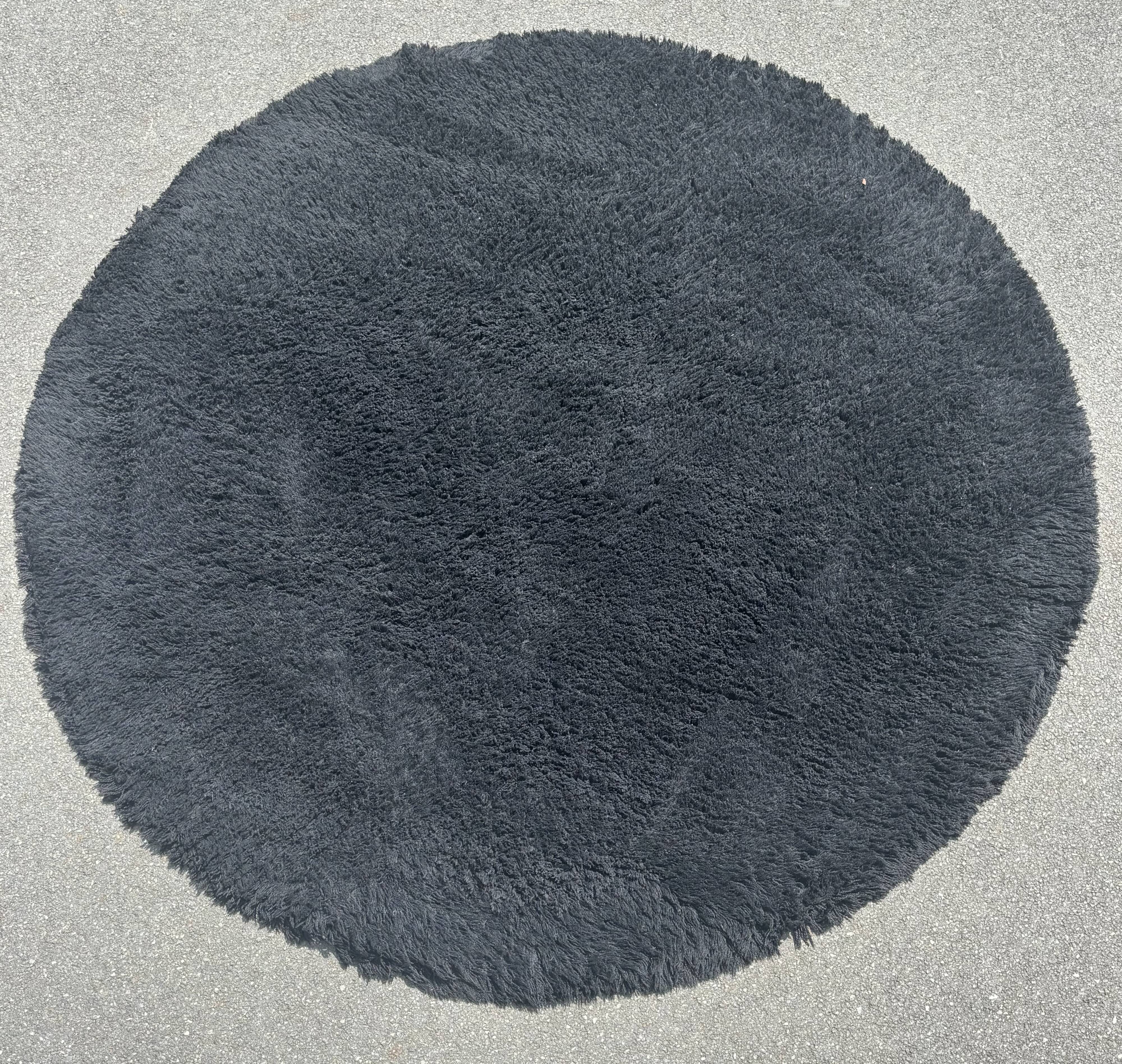 Tisca black round rug with a diameter of 2m.