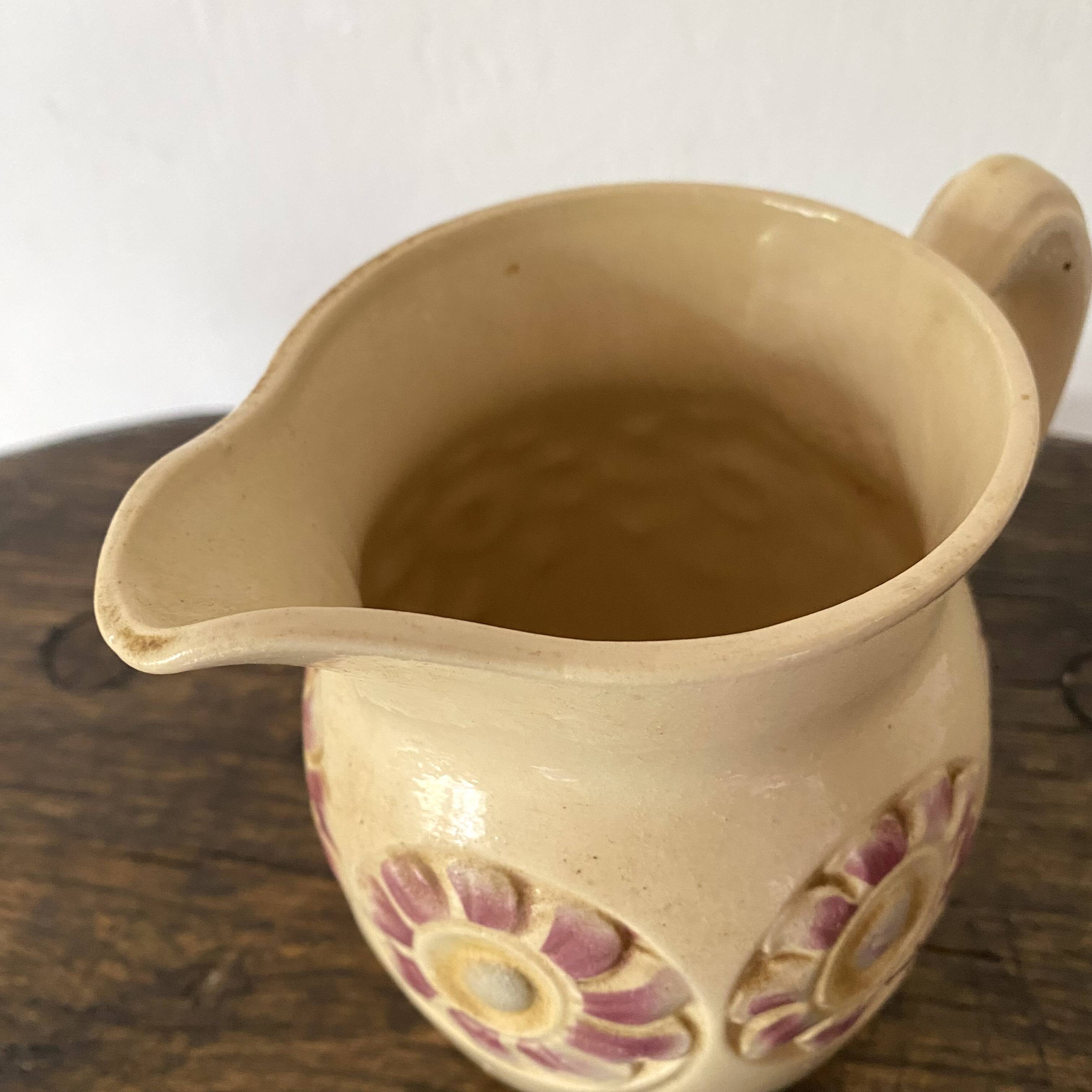 Pichet en barbotine fleurs