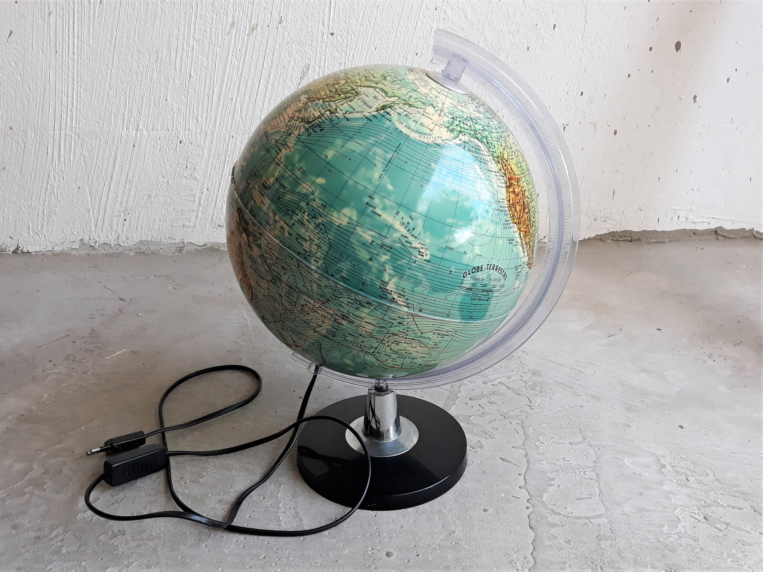 Bright vintage earth globe made in Italy 1970