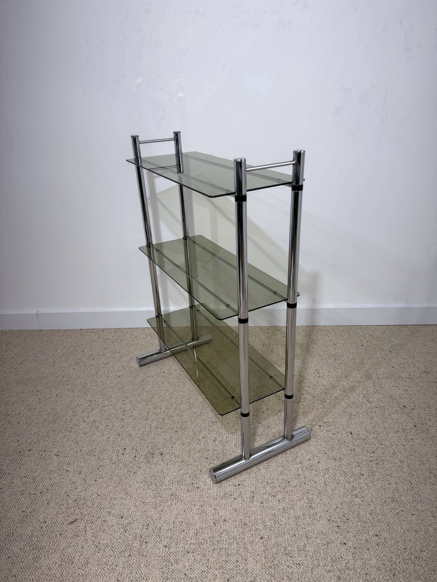 Étagère vintage années 70 en verre fumé et métal chromé 