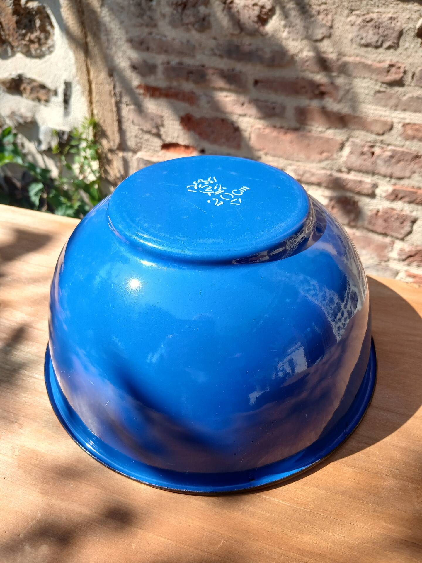 Vintage enamelled metal salad bowl