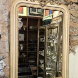 Miroir à fronton sculpté, stuc et bois peint de style Napoléon III - début