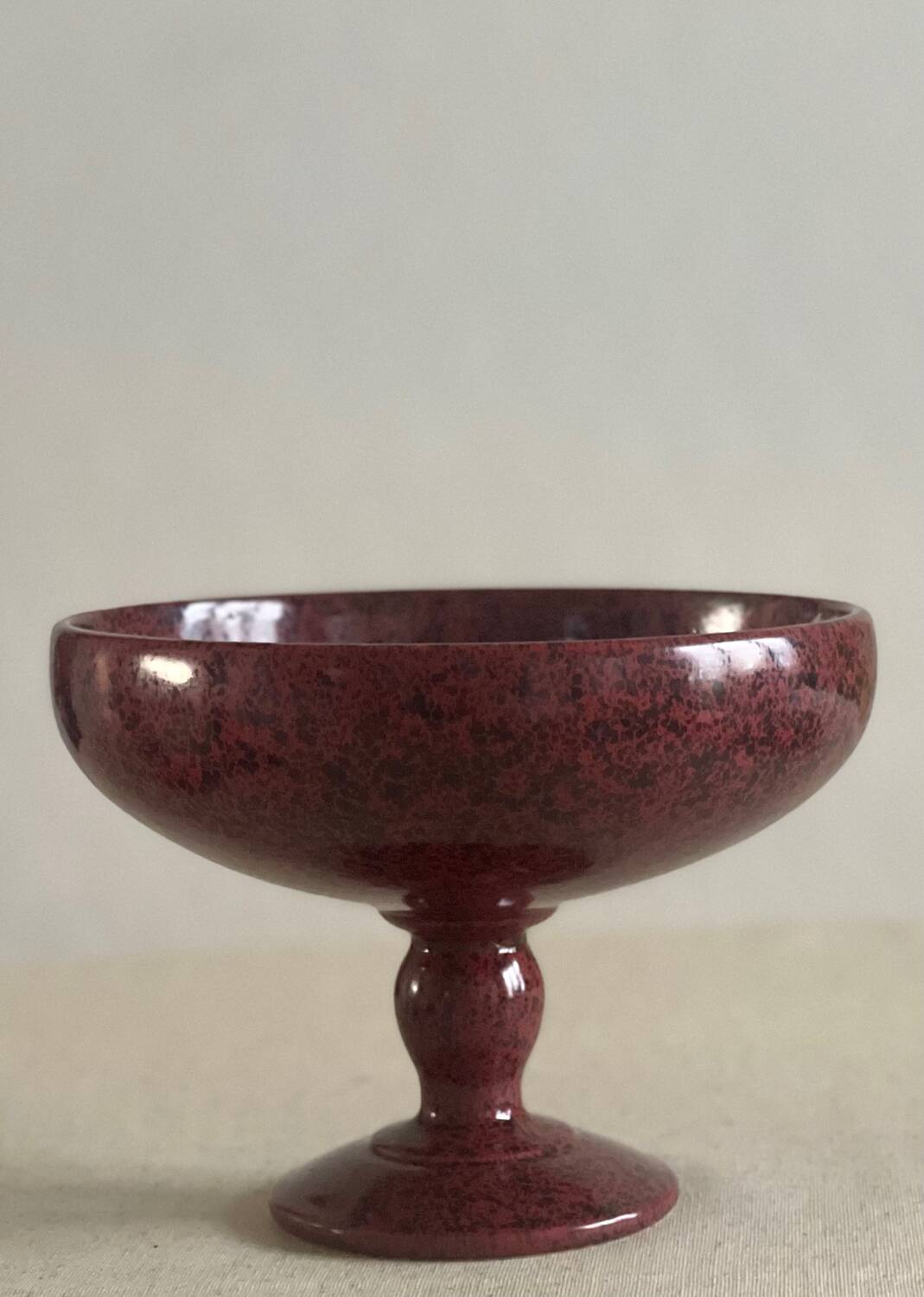 Candlesticks and bowl in speckled ceramic.