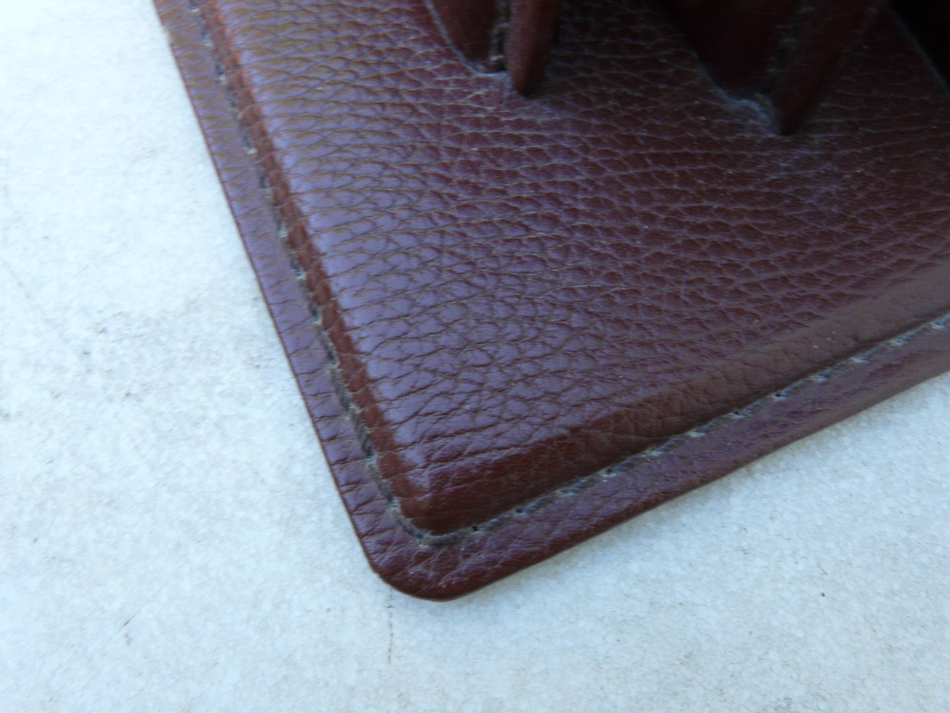 Porte courrier en cuir grainé bordeaux le tanneur