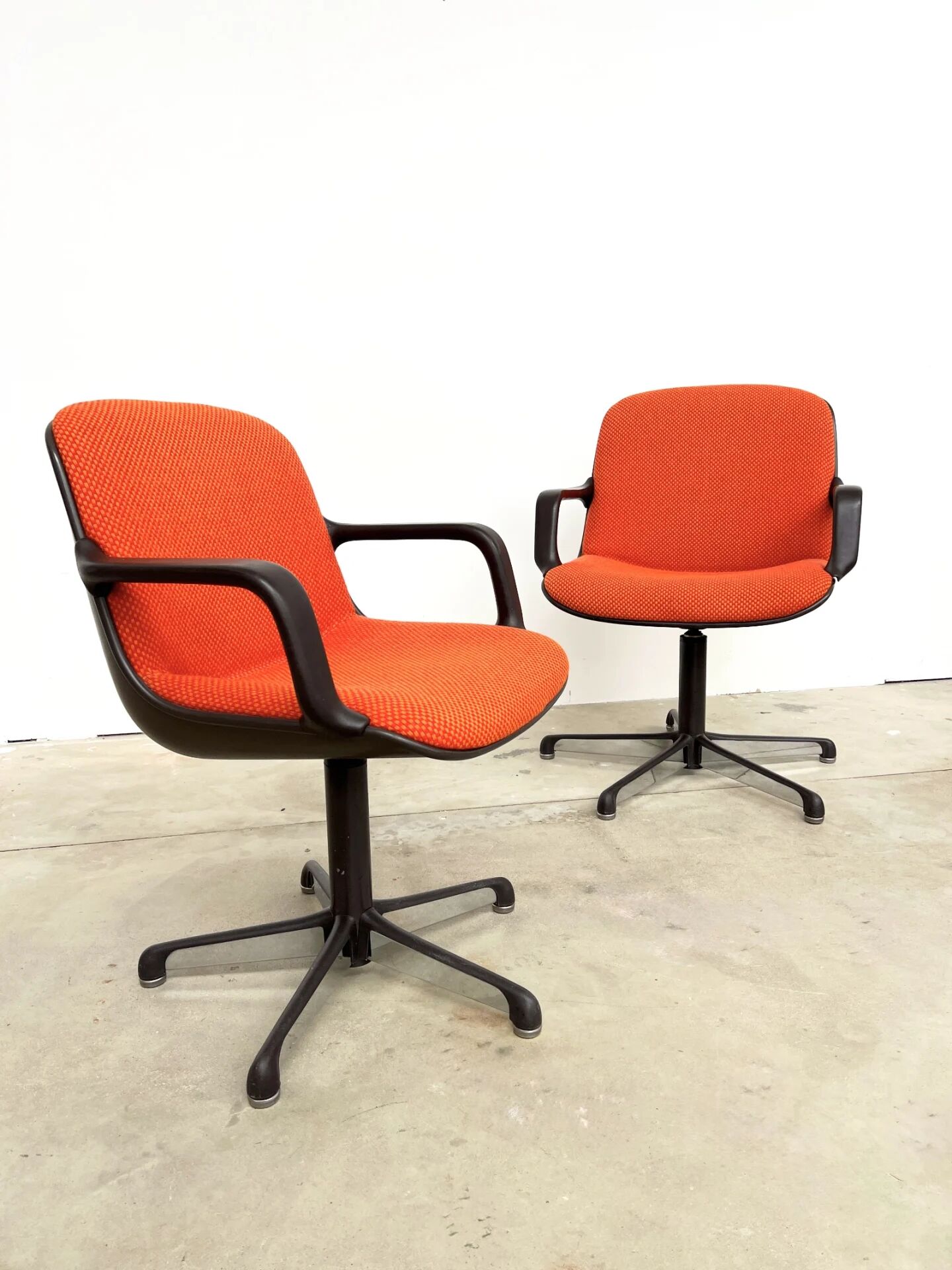 Visitor chair Charles Pollock for Comforto — orange wool, 1970s