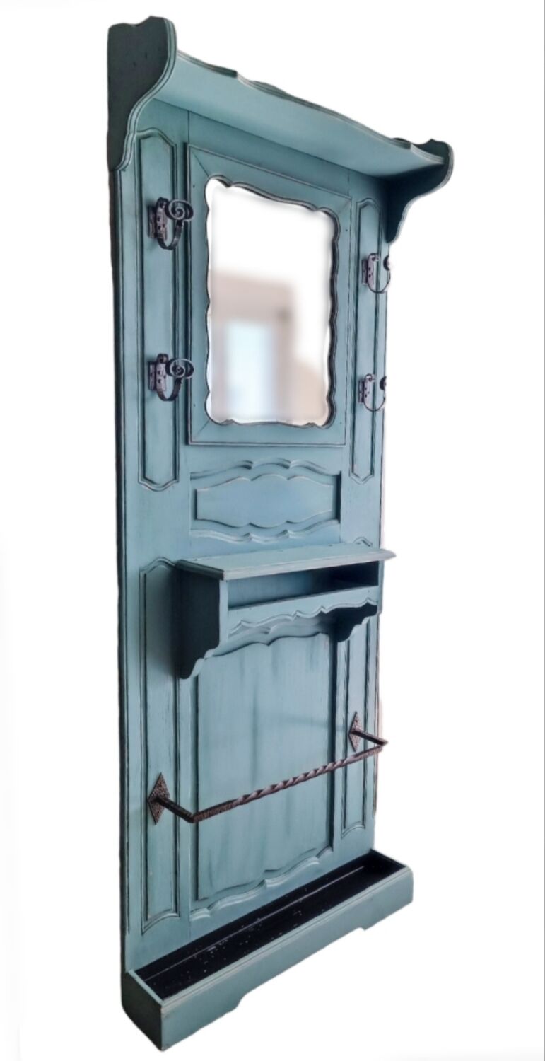 Vintage entrance cloakroom