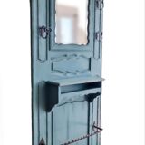 Vintage entrance cloakroom