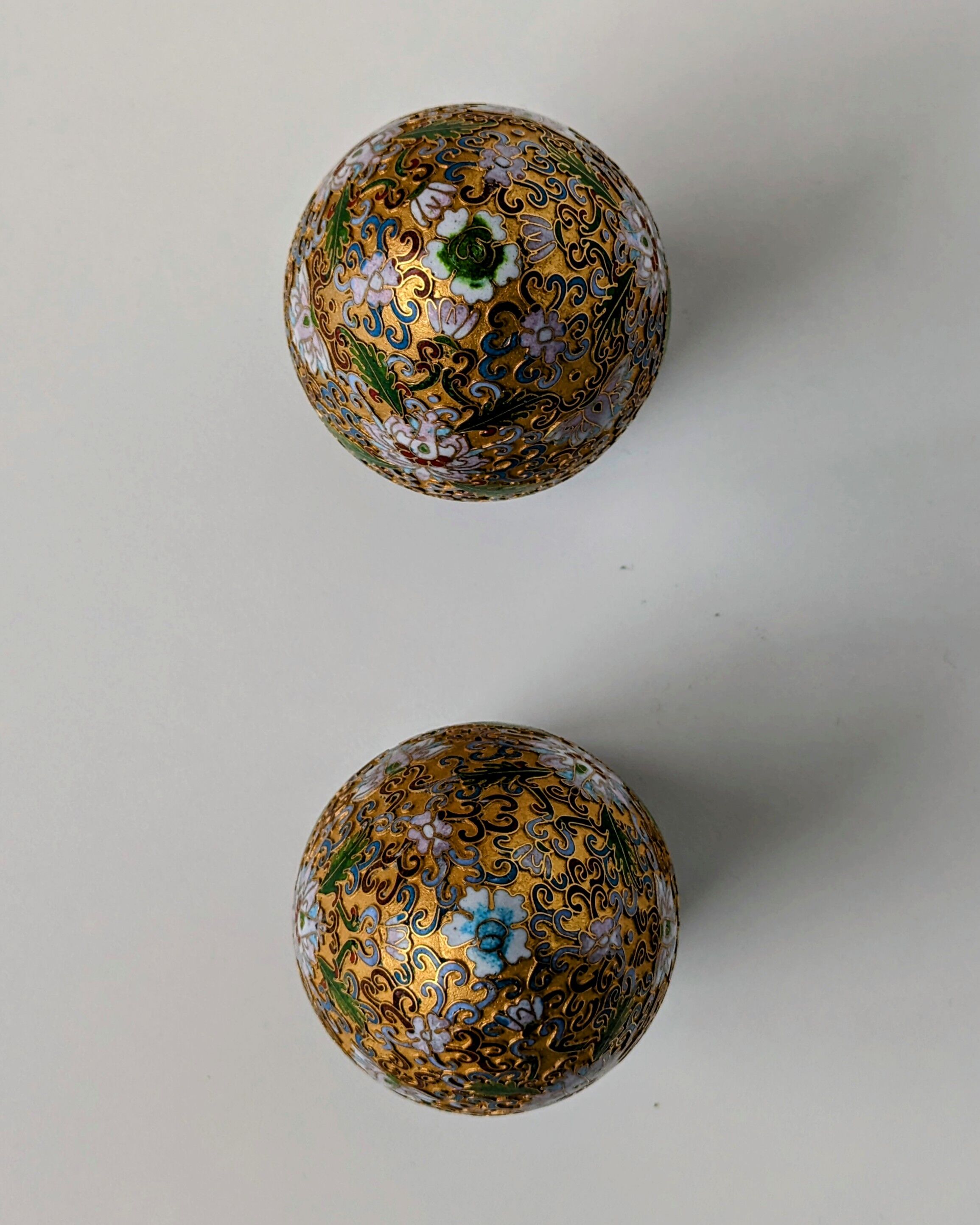 Oeufs en métal doré en émaux cloisonnées - Décor Mille fleurs, feuillages - Chine début XXème