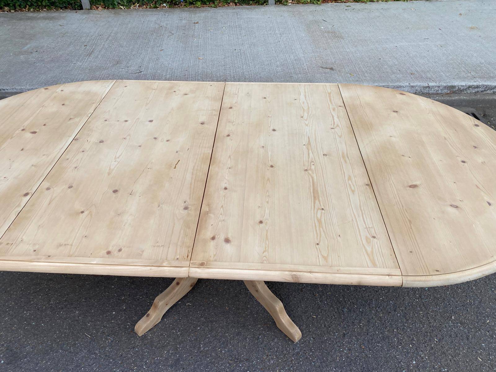 Large round extendable dining table renovated in raw pine with 2 extensions, 1980.