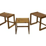 Ensemble vintage de trois tables d'appoint en pin, tables gigognes, années 1970