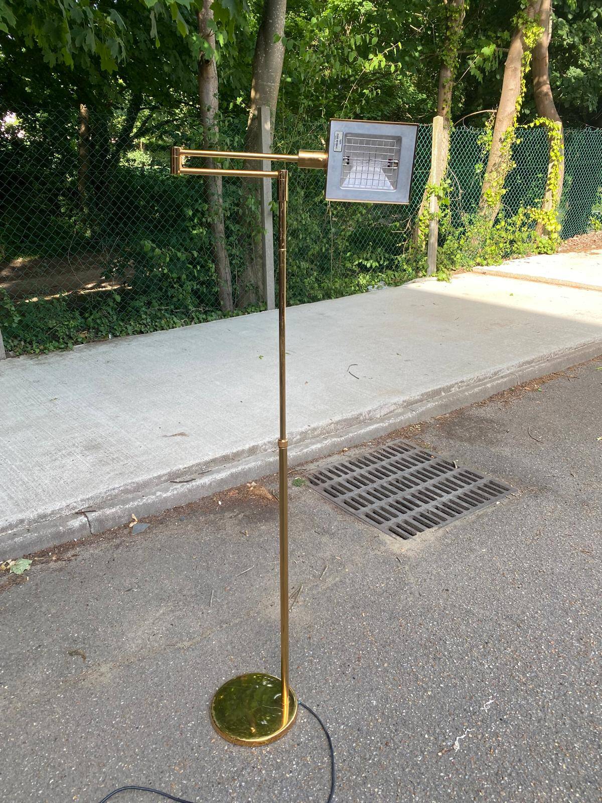Italian floor lamp in gilded brass with swing arm