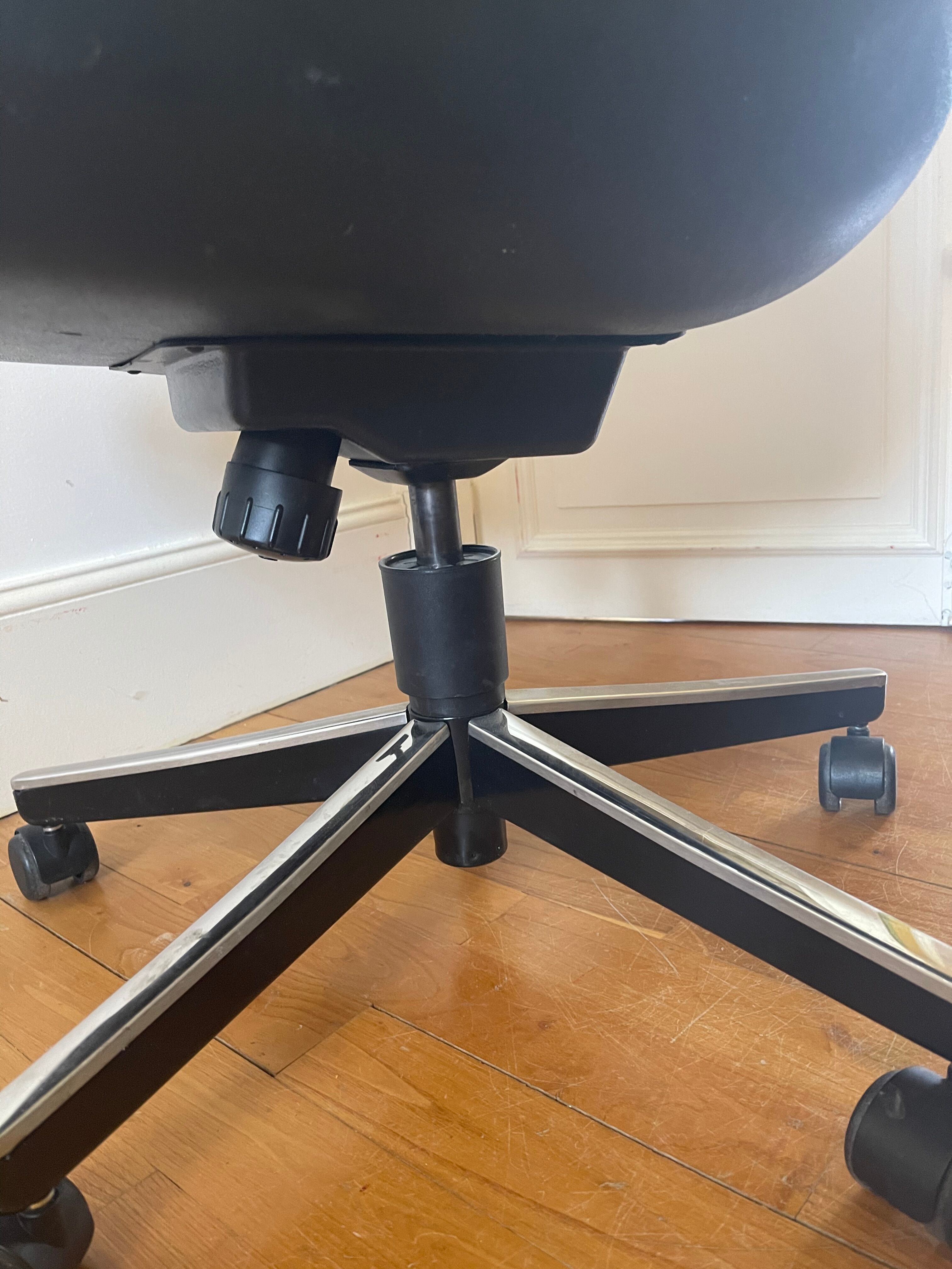 Fauteuil Exexcutive Chair de Charles Pollock édité par Knoll