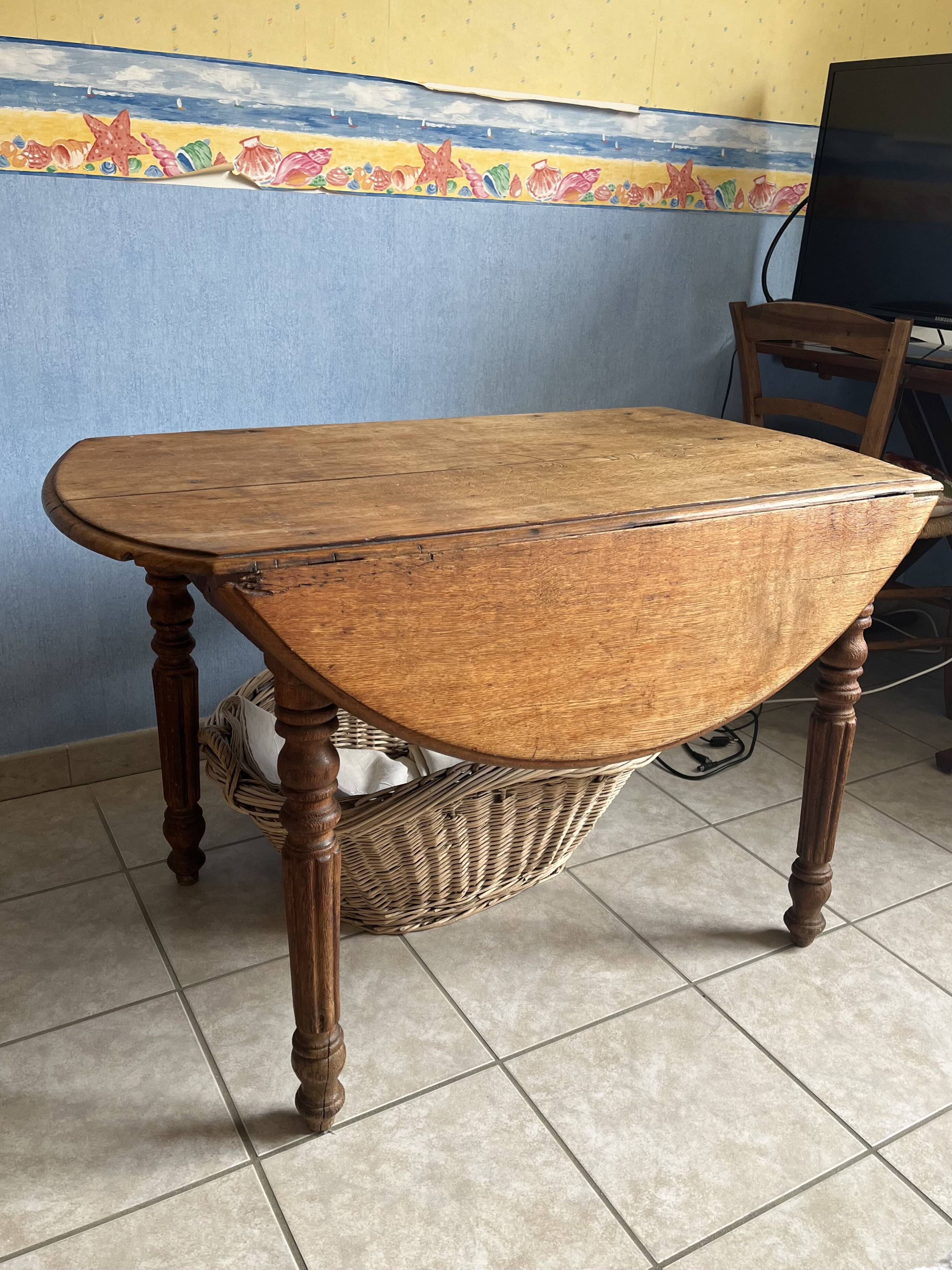 Louis Philippe round table