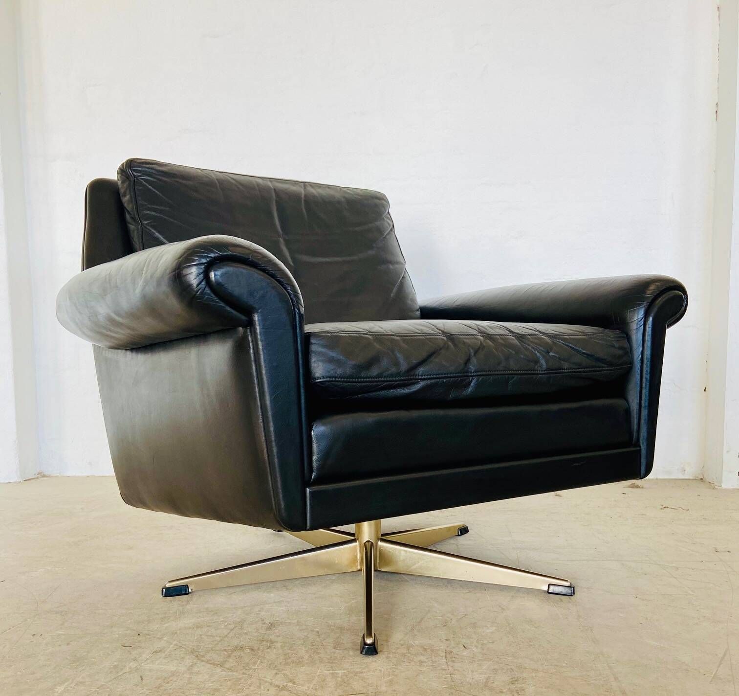 Vintage Danish mid-century leather lounge chair in black leather by G. Thams 1975