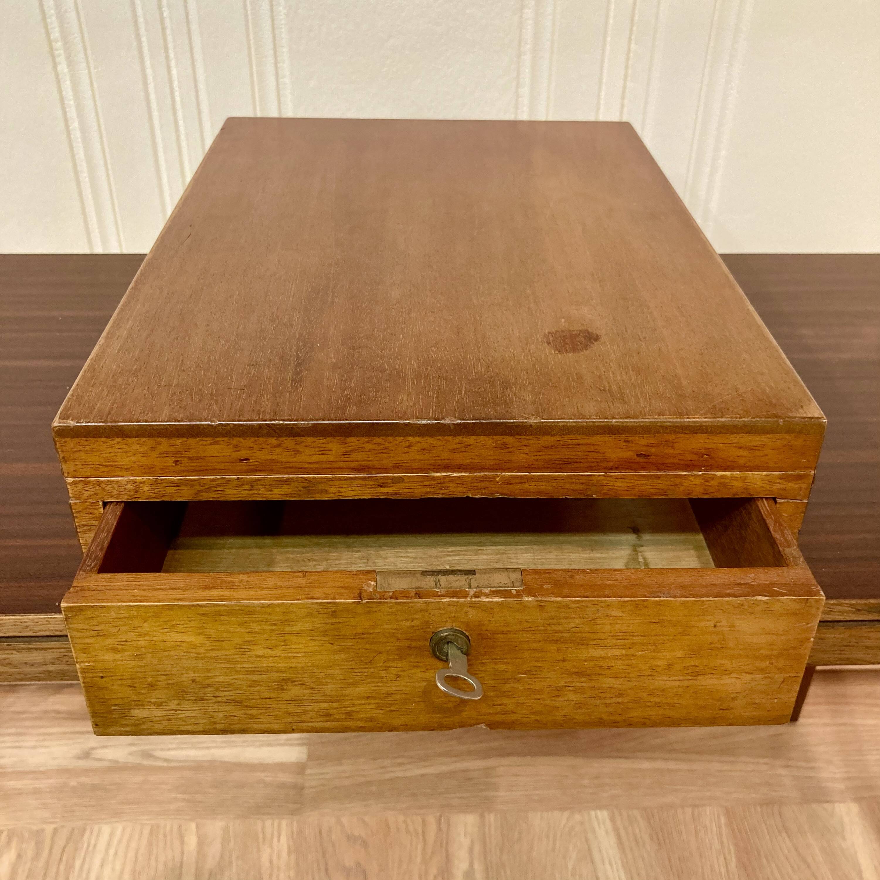 Miroir et rangement design scandinave 1950.